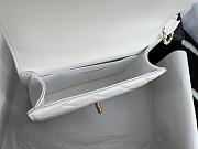 Chanel Flap Bag In White 2020 Ready-to-Wear Collection Size 20x14x7cm - 4