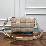 Bottega Veneta Padded Cassette Suede Shoulder Bag Beige Bottega Veneta Padded Cassette Suede Shoulder Bag Grey 591970 Size 26x18x8cmSize 26x18x8cm - 4