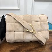 Bottega Veneta Padded Cassette Suede Shoulder Bag Beige Bottega Veneta Padded Cassette Suede Shoulder Bag Grey 591970 Size 26x18x8cmSize 26x18x8cm - 6