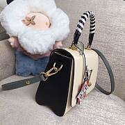 Lousi Vuitton Crafty Twist Epi Leather In White M56779 Size 23x17x9cm - 3