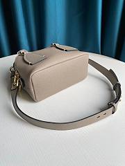 Chloe Mini Daria Chain Bag In Grained & Shiny Calfskin Grey CHC20 Size 22x9x18cm - 2