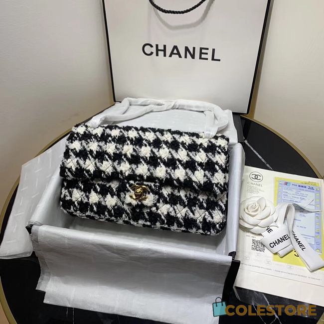 Chanel 19 Medium Flap Bag in Black And White Houndstooth Tweed Size 25cm - 1