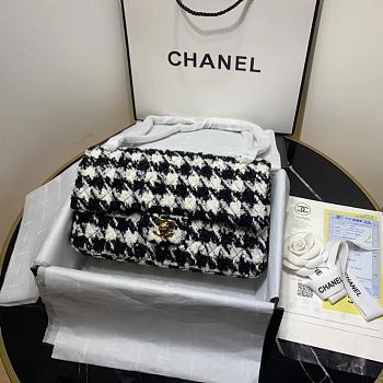 Chanel 19 Medium Flap Bag in Black And White Houndstooth Tweed Size 25cm