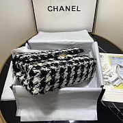 Chanel 19 Medium Flap Bag in Black And White Houndstooth Tweed Size 25cm - 4