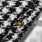 Chanel 19 Medium Flap Bag in Black And White Houndstooth Tweed Size 25cm - 2