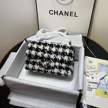 Chanel 19 Small Flap Bag in Black And White Houndstooth Tweed Size 20cm