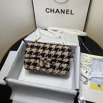 Chanel 19 Small Flap Bag in Black And Pink Houndstooth Tweed Size 20cm