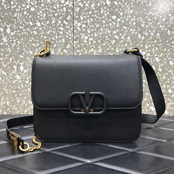 Valentino Garavani Small VSling Shoulder Bag in Nero UW2B0 Size: 22x11x17cm