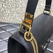 Valentino Garavani Small VSling Shoulder Bag in Nero UW2B0 Size: 22x11x17cm - 6