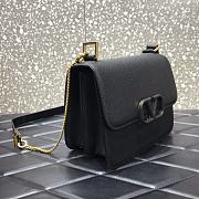 Valentino Garavani Small VSling Shoulder Bag in Nero UW2B0 Size: 22x11x17cm - 5