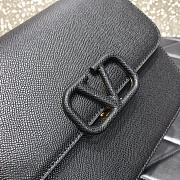 Valentino Garavani Small VSling Shoulder Bag in Nero UW2B0 Size: 22x11x17cm - 4