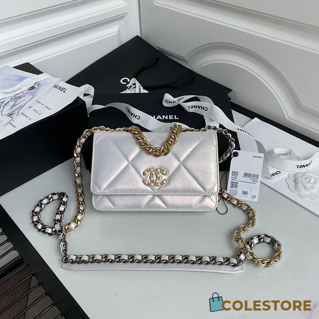 Chanel 19 Wallet On Chain With White Shinny Lambskin AP0957 Size 19cm - 1