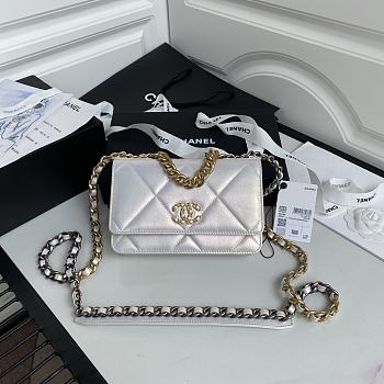 Chanel 19 Wallet On Chain With White Shinny Lambskin AP0957 Size 19cm
