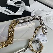 Chanel 19 Wallet On Chain With White Shinny Lambskin AP0957 Size 19cm - 2