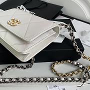 Chanel 19 Wallet On Chain With White Shinny Lambskin AP0957 Size 19cm - 4