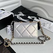 Chanel 19 Wallet On Chain With White Shinny Lambskin AP0957 Size 19cm - 3