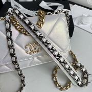 Chanel 19 Wallet On Chain With White Shinny Lambskin AP0957 Size 19cm - 5