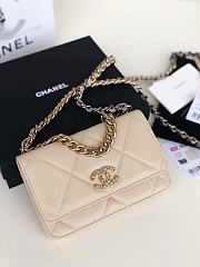 Chanel 19 Wallet On Chain With White Lambskin AP0957 Size 19cm - 1
