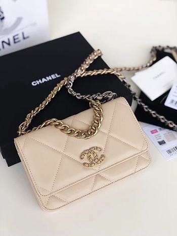 Chanel 19 Wallet On Chain With White Lambskin AP0957 Size 19cm