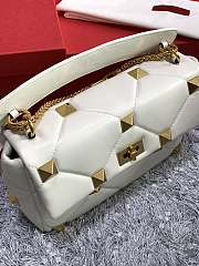 Valentino Garavani Roman Stud Shoulder Bag WB0I6 Size 30x20x12cm - 3