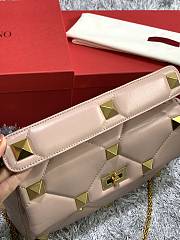 Valentino Garavani Roman Stud In Beige Shoulder Bag WB0I6 Size 30x20x12cm - 2