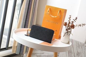 Louis Vuitton Zippy Wallet Mahina Leather M42616 Size 19x10cm