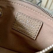 Louis Vuitton Key Pouch Mahina Leather M69508 Size 13.8X9X1.5cm - 2