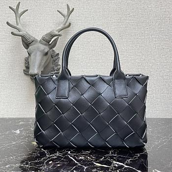 Botega Venetta Body Bag In Black 44091 Size 23x33x12cm