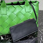 Botega Venetta Body Bag In Green 44091 Size 23x33x12cm - 3
