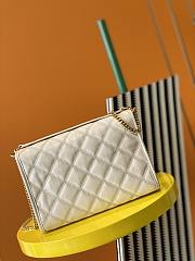 YSL Becky Chain Shoulder Bag In White Quilted Leather 65077 Size: 25x17x7cm - 3