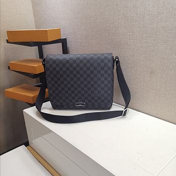 Louis Vuitton District MM Damier Graphite Canvas N40350 31cm