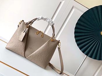 Louis Vuitton V Tote MM Monogram Handbag M44884 Size 36x27x16cm