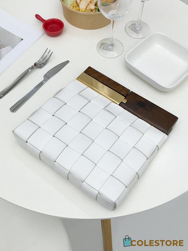 Bottega Veneta Snap Clutch In White Lambskin 64774 Size 27x5x28cm - 1