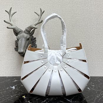 Bottega Veneta The Shell Bag In White 65157 Size 40×12×25cm