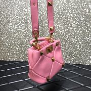 Garavani Roman Stud Small Leather Shoulder Bag In Pink Size 20×9×15cm - 2