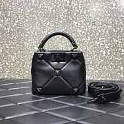Valentino Garavani Roman Stud Small Leather All Black Size 20×9×15cm - 1