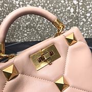 Valentino Garavani Roman Stud Small Leather Shoulder Bag In Light Pink Size 20×9×15cm - 6
