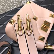 Valentino Garavani Roman Stud Small Leather Shoulder Bag In Light Pink Size 20×9×15cm - 5