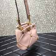 Valentino Garavani Roman Stud Small Leather Shoulder Bag In Light Pink Size 20×9×15cm - 4