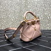 Valentino Garavani Roman Stud Small Leather Shoulder Bag In Light Pink Size 20×9×15cm - 3