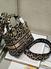 Dior Lady Dior D lite Mizza Embroidery M0565 Size 24cm - 2