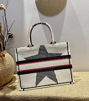 Dioralps Dior Book Tote White Three-Tone Embroidery M1286 Size 41.5x35x18 cm  - 4