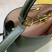 Fedi Peekaboo ISEEU East-West In Green 8BN32 Size 33x25x12cm - 3