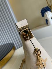 Louis Vuitton Marshmallow Hobo Bag M45697  - 3