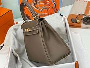 Hermes Kelly Bag In Grey Gold Hardware - 4