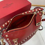 Small Rockstud Grainy Calfskin Crossbody Bag 19cm - 5