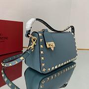 Small Rockstud Grainy Calfskin Crossbody Bag Azure 19cm - 2