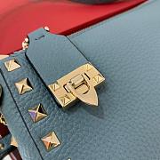 Small Rockstud Grainy Calfskin Crossbody Bag Azure 19cm - 3