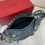Small Rockstud Grainy Calfskin Crossbody Bag Azure 19cm - 4