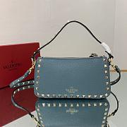 Small Rockstud Grainy Calfskin Crossbody Bag Azure 19cm - 5